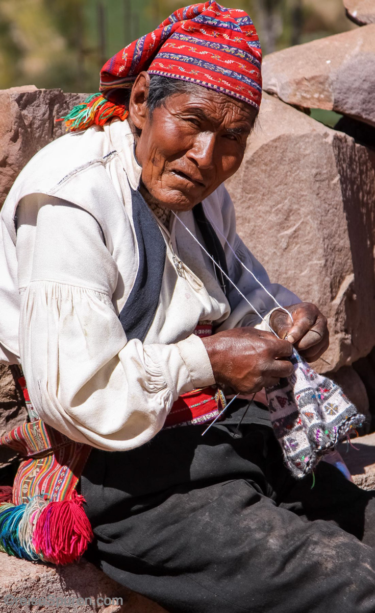 Strickender Mann  Isla Taquile
